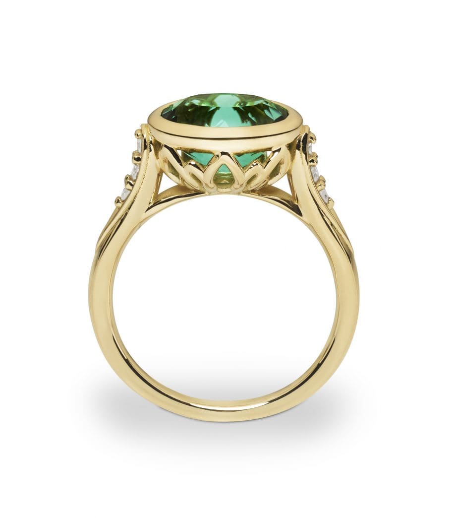 Concerto ring in yellow gold with a oval green tourmaline