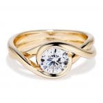 Embrace ring all yellow gold with a diamond