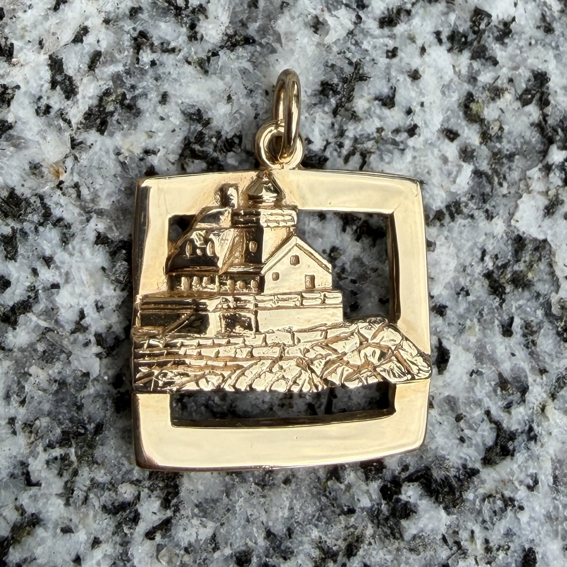 Lighthouse pendant crafted in 14K yellow gold