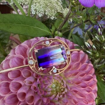Spin bracelet featuring a purple amethyst gemstone set in yellow gold
