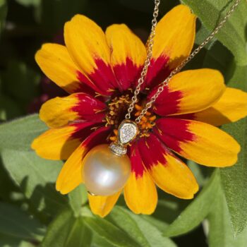 Single pearl necklace with a lustrous white pearl